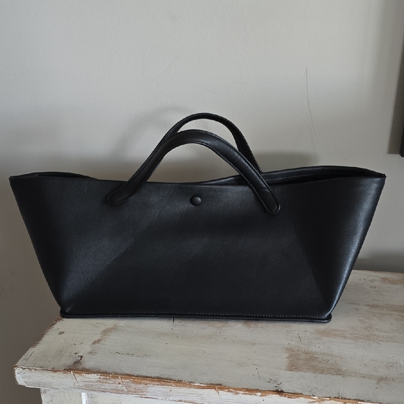 Minimalist Leather Shoulder Tote Bag - Picture 2 of 16